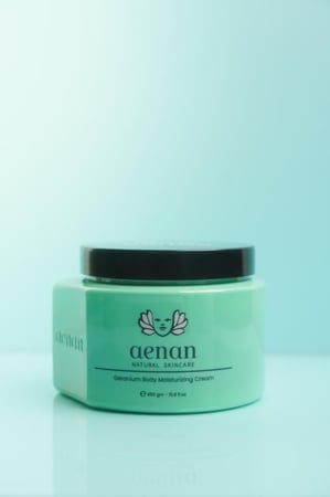 كريم الجيرانيوم بتركيبة طبيعية يغذي البشرة ويمنحها إشراقة وملمس ناعم