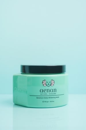 ماسك الجيرانيوم الطبيعي لتفتيح الجسم وتوحيد لون البشرة بترطيب عميق