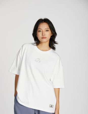 تيشيرت واسع بشعار عزف - كلاسيك أبيض