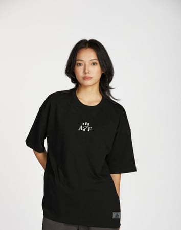 تيشيرت واسع بشعار عزف- كلاسيك اسود