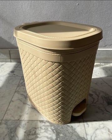 سلة مهملات راتان متعددة الألوان