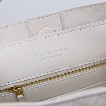 حقيبة بوتيغا بعده الوان