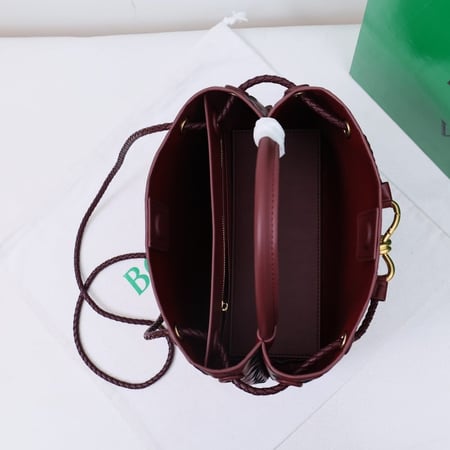 حقيبة بوتيغا بعده الوان