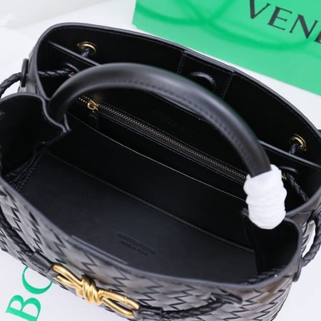 حقيبة بوتيغا بعده الوان