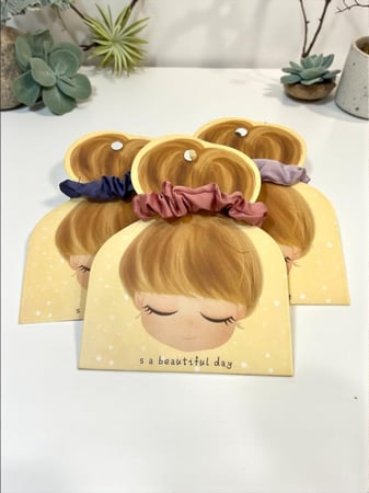 توزيعات فيونكات شعر ملونه ( السعر للحبه )