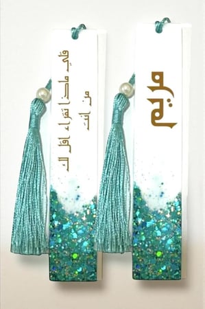 فاصل كتاب باللون الأبيض والأسود