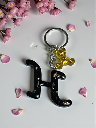 ميدالية الحروف بورق ( الذهب ، الفضه )  ( جميع الحروف والارقام متوفره )