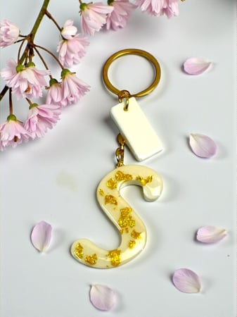 ميدالية الحروف بورق ( الذهب ، الفضه )  ( جميع الحروف والارقام متوفره )