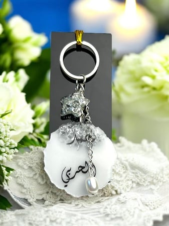 ميدالية متعرجه  بالاسم + حرف  ( الالوان حسب الطلب )