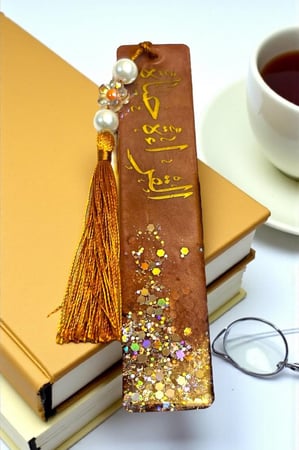 فاصل كتاب باللون الأبيض والأسود