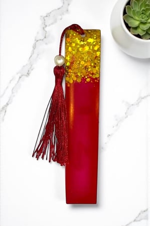 فاصل كتاب باللون الأبيض والأسود