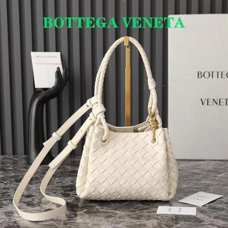 شنطة بوتيقا ابيض