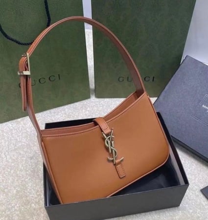 ايف سان لوران - جلد مات - مع الباكجنق