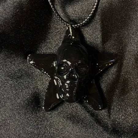 قلادة الجمجمة السوداء