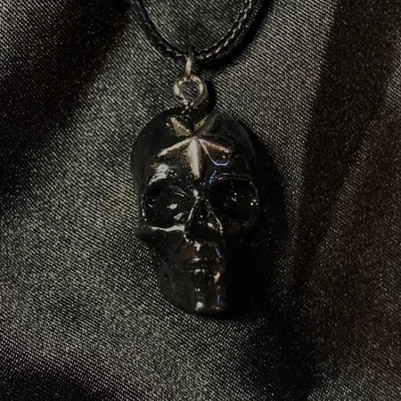 قلادة الجمجمة السوداء