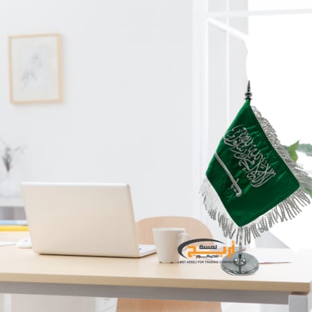 ساريه فضي مع علم استيل فضي علي طاوله