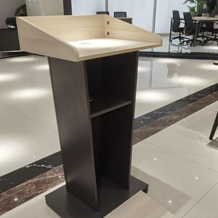 منبر خطابات خشب