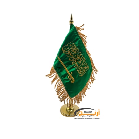 ساريه ذهبي مع علم استيل ذهبي علي طاوله