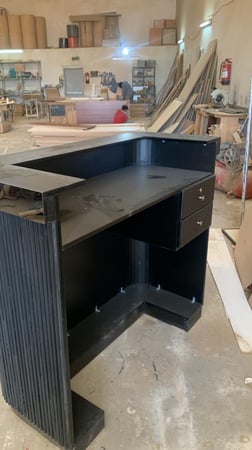 طاولة كاشير اسود