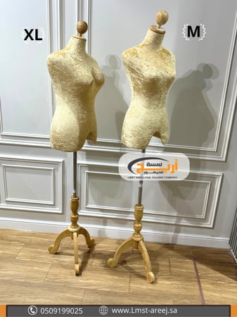 مانيكان مخمل ذهبي تايلندي قاعده خشب