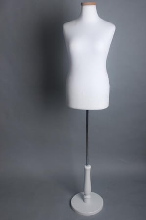 مانيكان عرض ملابس لون ابيض