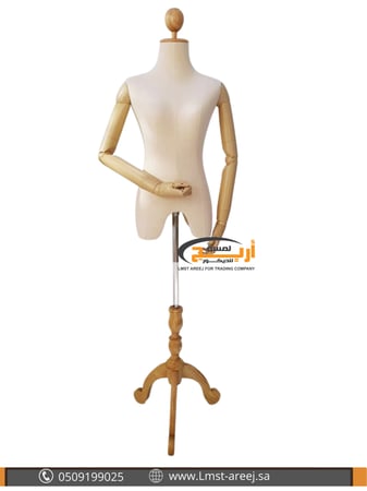 مانيكان تايلندي مع يدات خشب