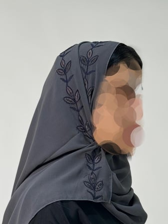 رمادي فاتح تطريز كحلي