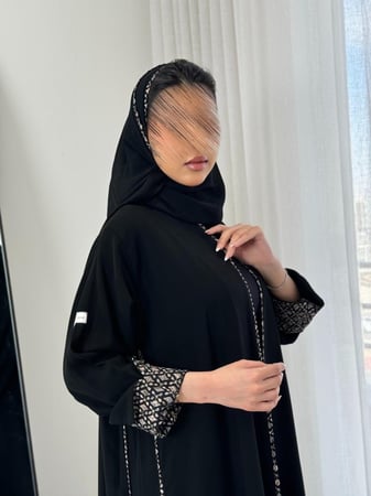 عباية اوفيلا بقماش كريب ملكي مع تطريزات ناعمه