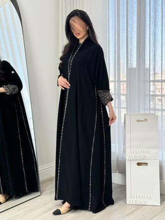 عباية اوفيلا بقماش كريب ملكي مع تطريزات ناعمه