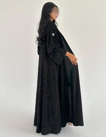 كريب اسود ملكي مطرز بالعنابي من الخلف كلوش