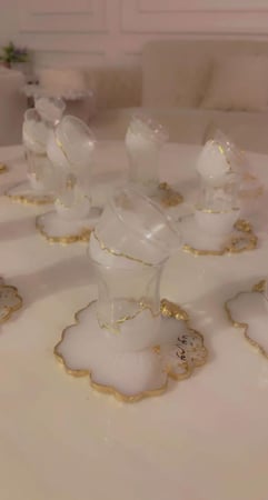 طقم شاي وقهوة  مع عبارة ترحيبية ومزين بالريزن والحجارة الذهبيه