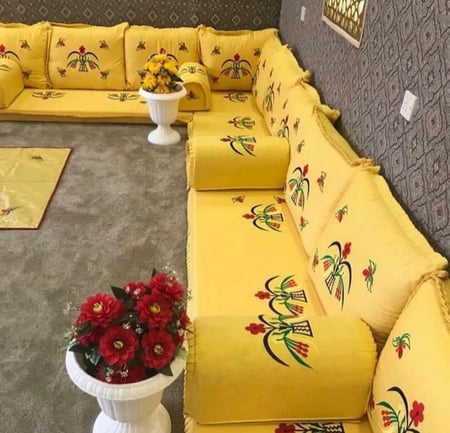 جلسة تطريز قطري بالمتر