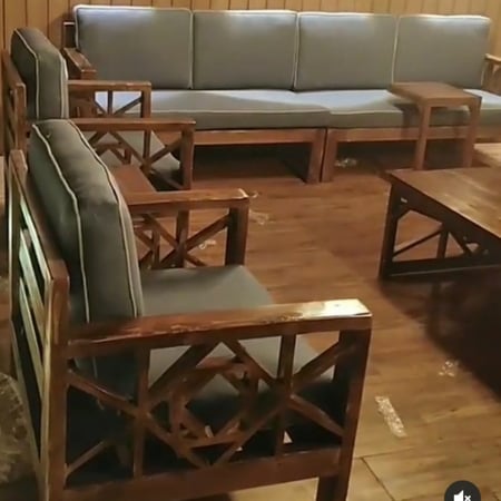 خيط أبيض أو أسود يضاف حول مراتب الجلسة