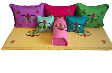 جلسة خشب بتطريز قطري  (حسب التصميم)