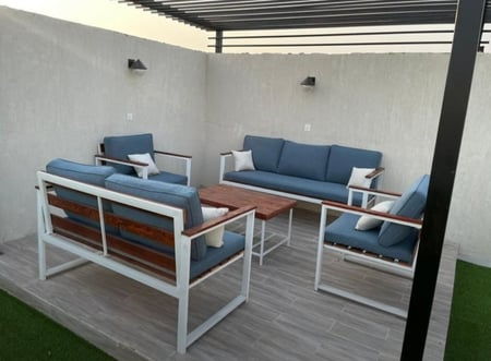 طقم جلسة  حديد أبيض مع خشب لسبع أشخاص (سادة