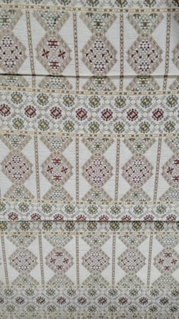 طقم جلسة بر وبحر ابيض يكفي 8 أشخاص.