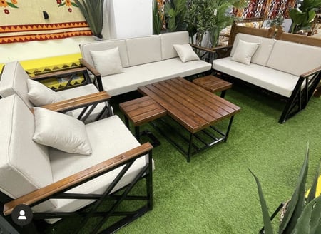 طقم جلسة  حديد أبيض مع خشب لسبع أشخاص (سادة