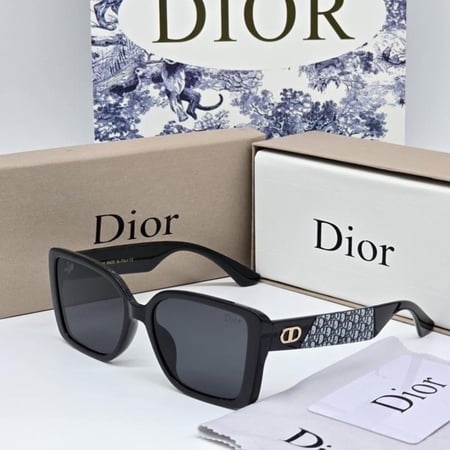 نظارات ديور مع الملحقات