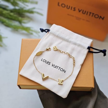 اساور لويس فيتون مع الملحقات