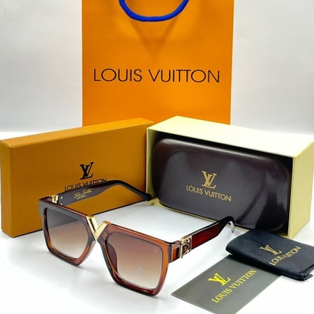 نظارات مع الملحقات