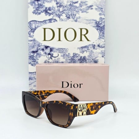 نظارات ديور مع الملحقات