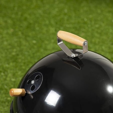 الشوايه الصغيره المحموله مطلية بالكروم 44.5×30 سم، لمسة نهائية سوداء على الجسم، ثلاثة أرجل ثابتة وفتحات تهوية يدوية