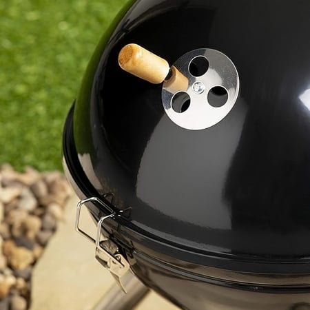 الشوايه الصغيره المحموله مطلية بالكروم 44.5×30 سم، لمسة نهائية سوداء على الجسم، ثلاثة أرجل ثابتة وفتحات تهوية يدوية