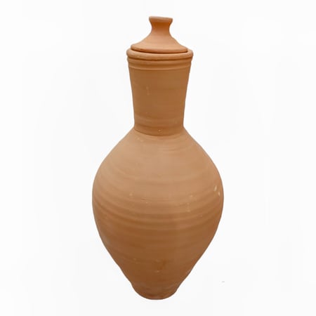 شربه فخار مع الغطاء