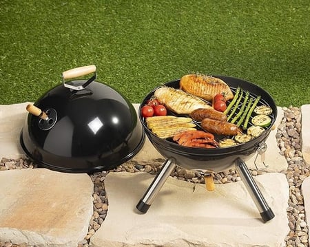 الشوايه الصغيره المحموله مطلية بالكروم 44.5×30 سم، لمسة نهائية سوداء على الجسم، ثلاثة أرجل ثابتة وفتحات تهوية يدوية