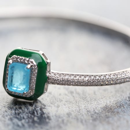 اسوارة فضيّة مطعّمة بالزركون درجة ألماس، ومزيّنة بالحجر السماوي والمينا الخضراء