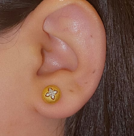 حلق ڤنتچ دائري بتصميم يدوي إيطالي، مطعّم بالزركون درجة ألماس