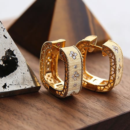 حلق ڤنتج ذهبي مربع تصميم يدوي ايطالي، مطعّم بالزركون درجة ألماس