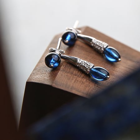 حلق متدلي مرصّع بالزركون درجة ألماس ومزيّن بالأحجار الزرقاء