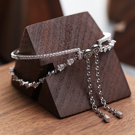 اسوارة فضيّة بتصميم فريد بدورين مطعّمة بالزركون قصة ماركيز درجة ألماس